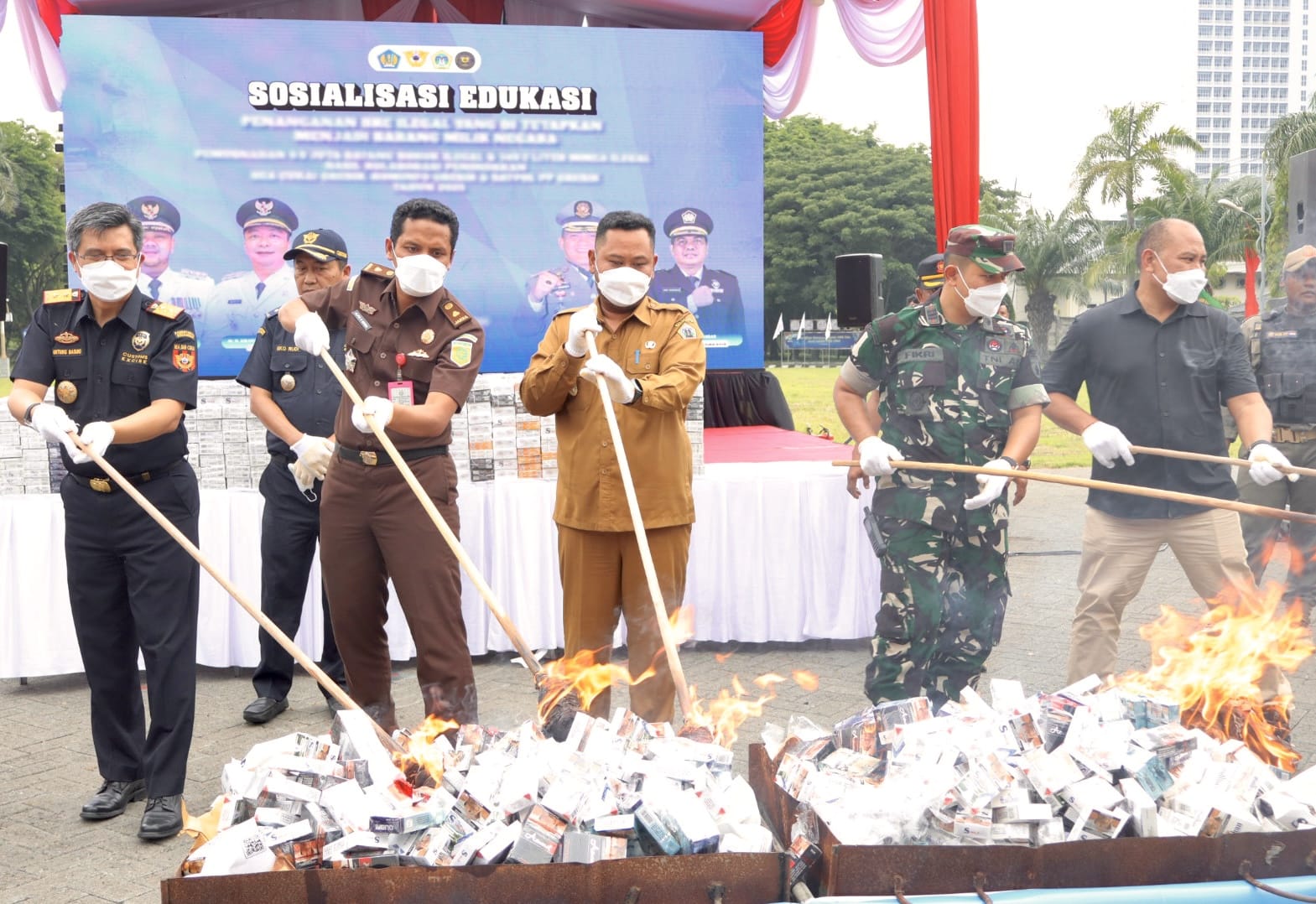 Pemkab Gresik Musnahkan 9,8 Juta Batang Rokok Ilegal