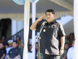 Gubernur Yulius Pimpin Upacara Hari Bela Negara dan Hari Ibu 