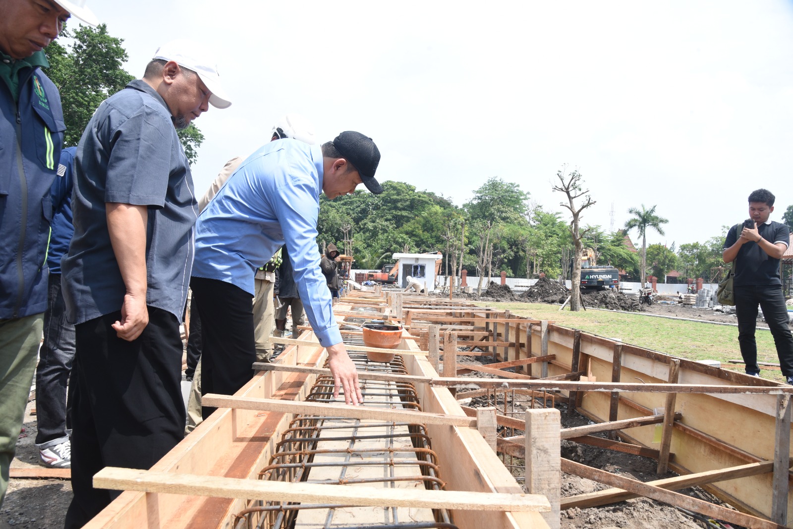 Sidak Revitalisasi Alun-Alun, Bupati Subandi Soroti Deviasi dan Kualitas Pekerjaan