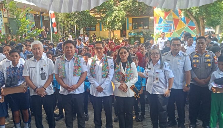 Wali Kota Bitung Serahkan Ribuan Seragam Sekolah Gratis untuk Pelajar di Pulau Lembeh