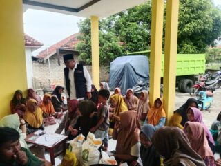 Ribuan Warga Desa Kapor Antusias Terima Bantuan Beras dan Minyak Goreng