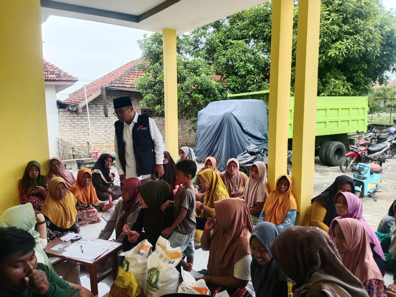 Ribuan Warga Desa Kapor Antusias Terima Bantuan Beras dan Minyak Goreng