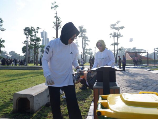 ASN Pemkab Sidoarjo Kerja Bakti di Alun-Alun, Dukung Gerakan Indonesia ASRI