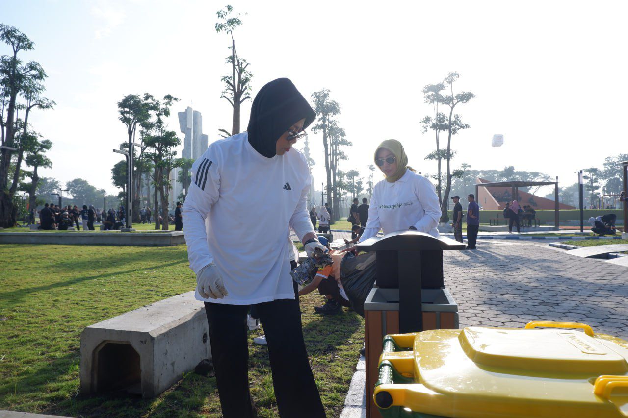 ASN Pemkab Sidoarjo Kerja Bakti di Alun-Alun, Dukung Gerakan Indonesia ASRI