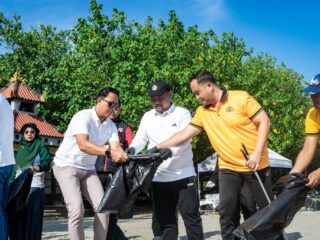 Bupati Gresik Pimpin Aksi Bersih Sampah Laut di Pantai Dalegan