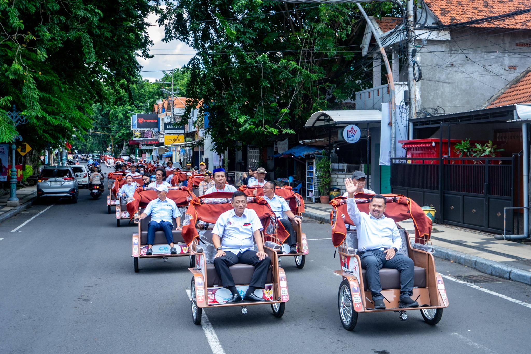 Bupati Gresik Serahkan 200 Becak Listrik Bantuan Presiden Prabowo untuk Pembecak Lansia
