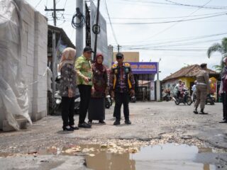 Bupati Sidoarjo Subandi Turun Langsung Pantau Perbaikan Jalan Berlubang