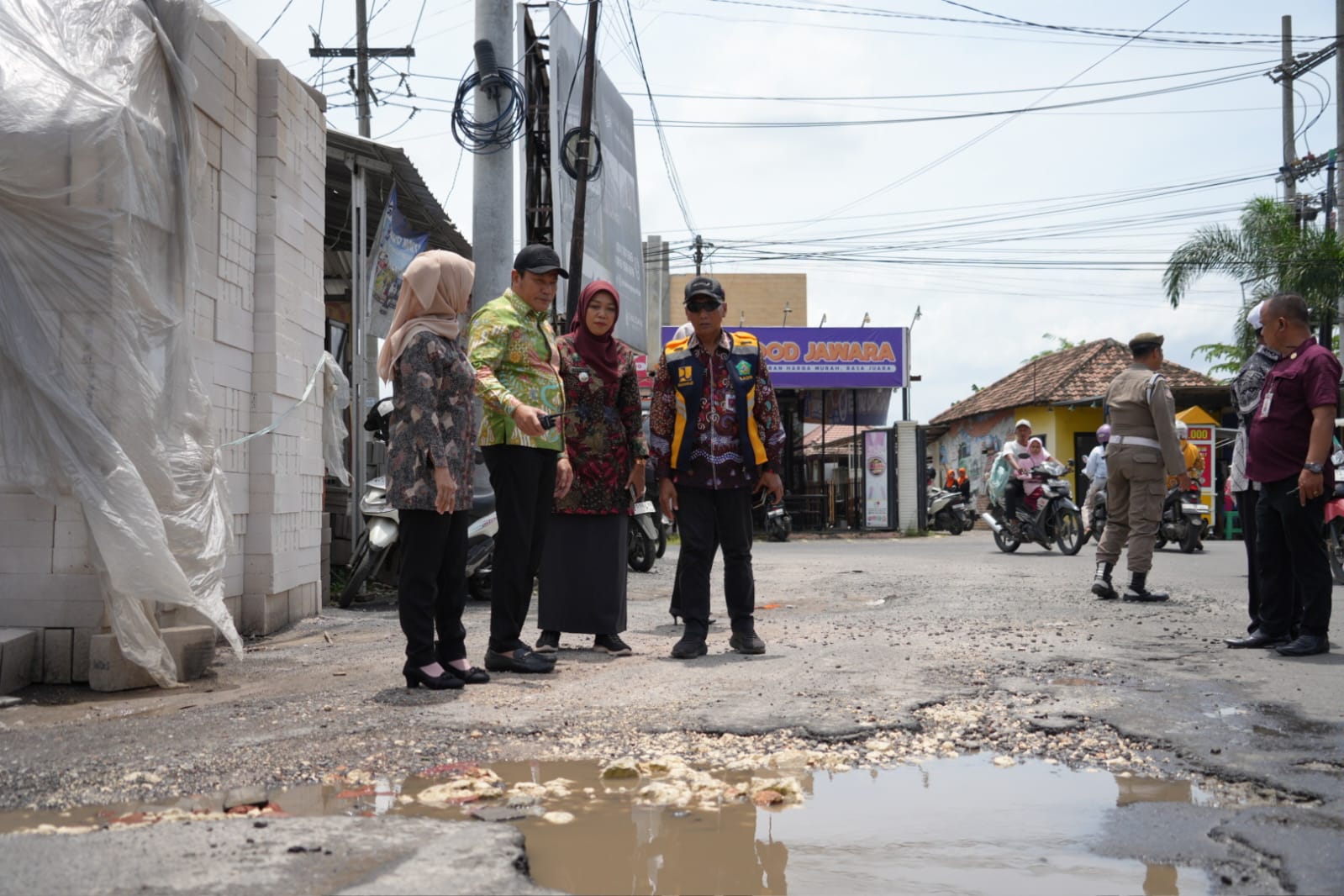 Bupati Sidoarjo Subandi Turun Langsung Pantau Perbaikan Jalan Berlubang