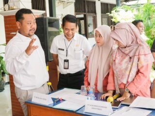 Bupati Yani Tinjau Rekrutmen di Disnaker Gresik, Ratusan Pencari Kerja Ikuti Seleksi 300 Lowongan