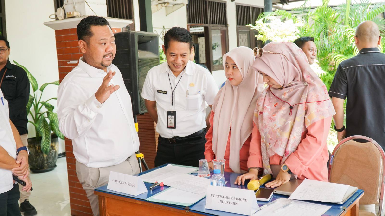 Bupati Yani Tinjau Rekrutmen di Disnaker Gresik, Ratusan Pencari Kerja Ikuti Seleksi 300 Lowongan