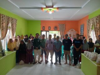 Sambut Bulan Suci Ramadhan, Warga Penambang Busato Salurkan Paket Sembako