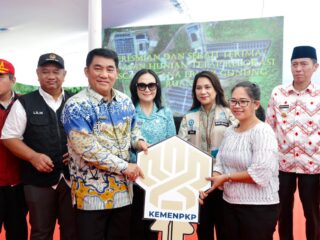 Gubernur Yulius Serahkan Kunci Huntap Pengungsi Gunung Ruang di Bolsel