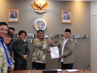 Gubernur Yulius Selvanus Terima Persetujuan Substansi RTRW