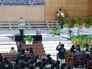 Gubernur Yulius Bakar Semangat Mahasiswa Unklab: Jadilah Generasi Inovatif, Bukan Pasif!