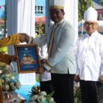 Wali Kota Bitung Hengky Honandar Dianugerahi Gelar Adat IKSSAT