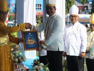 Wali Kota Bitung Hengky Honandar Dianugerahi Gelar Adat IKSSAT