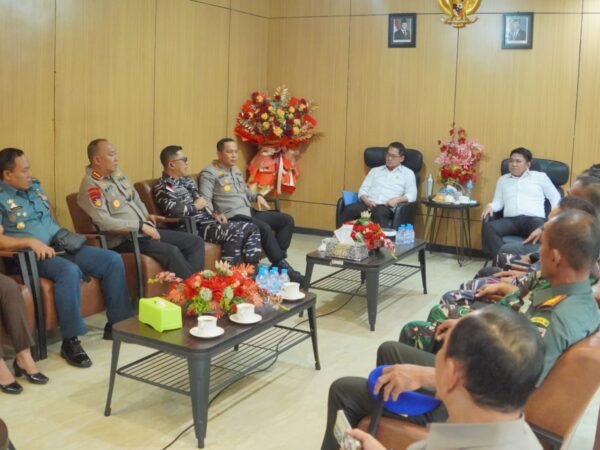 Wali Kota Bitung Hengky Honandar Pimpin Rapat Forkopimda Jelang Ramadhan 1447 H