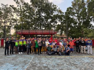 Cegah Balap Liar, Bhabinkamtibmas Polres Bangkalan Ajak Pemuda Giat Baksos dan Bagi Takjil