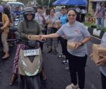 Ellen Honandar Sondakh Turun Langsung, Dekranasda Bitung Bagikan Takjil di Jalan Raya