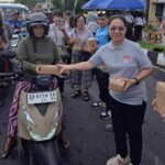 Ellen Honandar Sondakh Turun Langsung, Dekranasda Bitung Bagikan Takjil di Jalan Raya