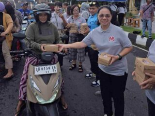 Ellen Honandar Sondakh Turun Langsung, Dekranasda Bitung Bagikan Takjil di Jalan Raya
