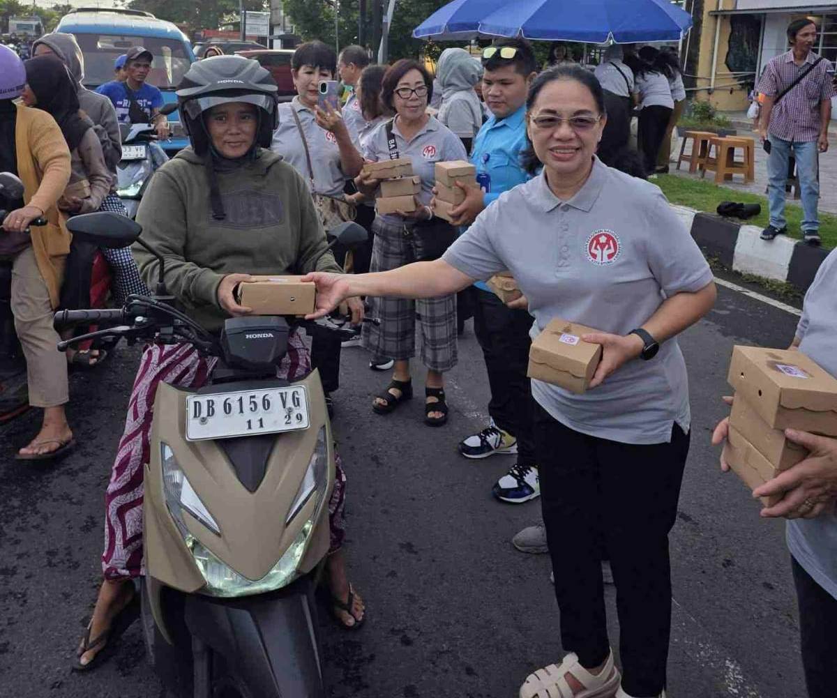 Ellen Honandar Sondakh Turun Langsung, Dekranasda Bitung Bagikan Takjil di Jalan Raya