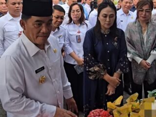 Gubernur Yulius Serahkan Bantuan Sekaligus Buka Puasa Bersama Masyarkat