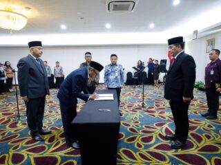 Lantik Pejabat Pimpinan Tinggi Pratama, Gubernur Yulius Tekankan Inovasi Digital dan Kelestarian Lingkungan 