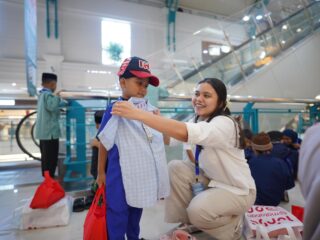 Pertamina Gelar SEBARAN 5.0, Ajak Anak Yatim Belanja Baju Lebaran 