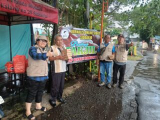 JOSS Bagikan Ratusan Takjil untuk Warga di Bulan Ramadan