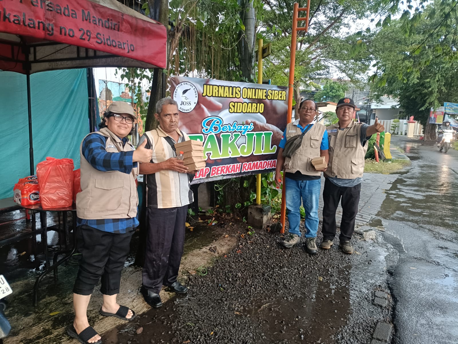 JOSS Bagikan Ratusan Takjil untuk Warga di Bulan Ramadan