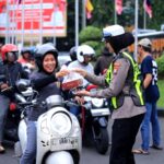 Polantas Gresik Berbagi Takjil Bersama Relawan Ambulans, Tebar Kepedulian di Bulan Ramadan