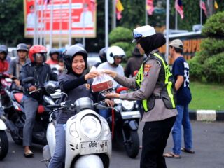 Polantas Gresik Berbagi Takjil Bersama Relawan Ambulans, Tebar Kepedulian di Bulan Ramadan