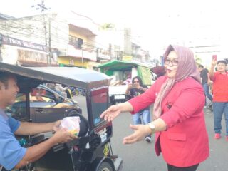 Tebar Kepedulian di Akhir Ramadan, DPC PDI Perjuangan Kotamobagu Berbagi Takjil di Bundaran Paris