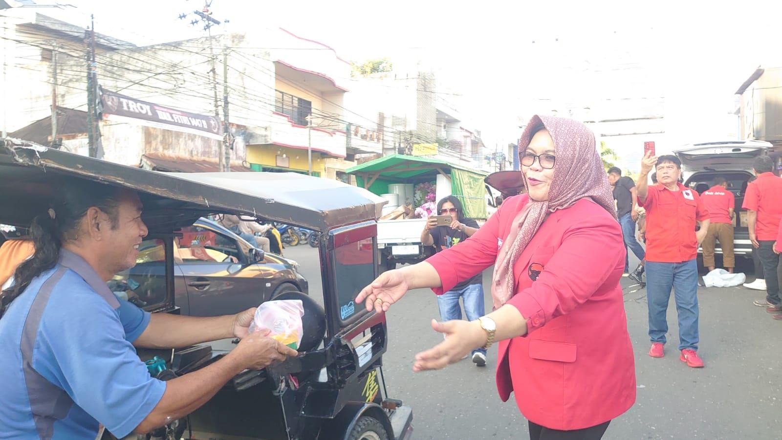 Tebar Kepedulian di Ujung Ramadan, DPC PDI Perjuangan Kotamobagu Berbagi Takjil di Bundaran Paris