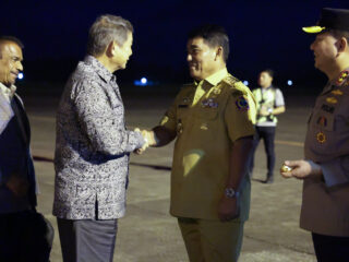 Gubernur Yulius Sambut Kedatangan Tokoh Nasional Hashim Djojohadikusumo 