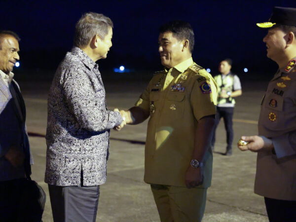 Gubernur Yulius Sambut Kedatangan Tokoh Nasional Hashim Djojohadikusumo 