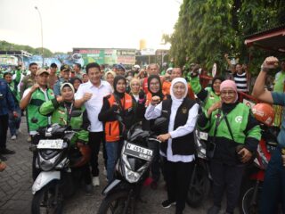 Ratusan Ojol Sidoarjo Terima BBM Gratis dan Sembako dari Gubernur Jatim