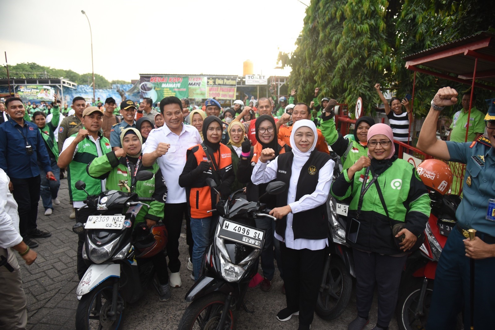 Ratusan Ojol Sidoarjo Terima BBM Gratis dan Sembako dari Gubernur Jatim