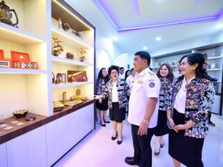 Resmikan Galeri Dekranasda, Gubernur Yulius Dorong Produk Lokal Tembus Pasar Global 