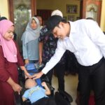 Bupati Sidoarjo Sidak RTLH dan Salurkan Bantuan Sosial, Warga Kurang Mampu Jadi Prioritas