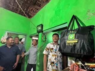 Bupati Sidoarjo Subandi Salurkan Bantuan Kursi Roda untuk Warga Wonoayu