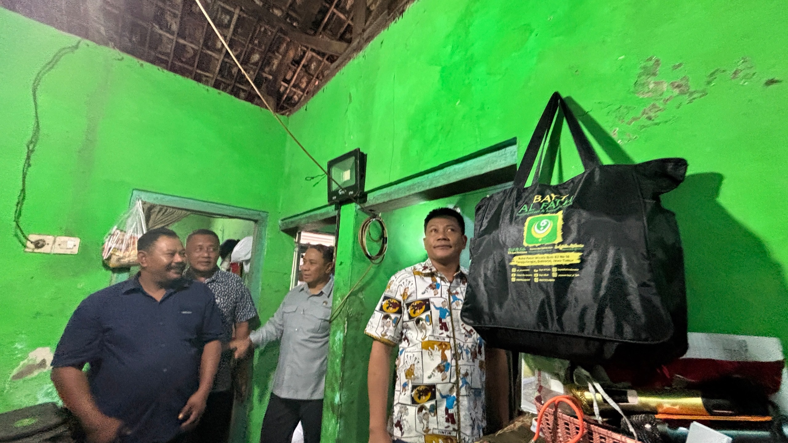 Bupati Sidoarjo Subandi Sidak RTLH dan Salurkan Bantuan Kursi Roda untuk Warga Wonoayu