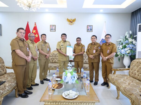Gubernur Yulius Serahkan Nota Dinas Penunjukan Plt Bupati Kepuluan Sitaro