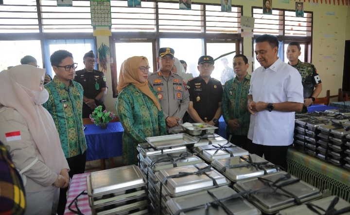 Kajati Sulut dan Wali Kota Kotamobagu Tinjau Program MBG di SMPN 5
