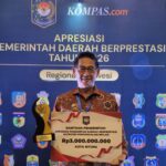 Pemkot Bitung Juara Inflasi Se-Sulawesi! Hengky Honandar Bawa Pulang Award Kemendagri