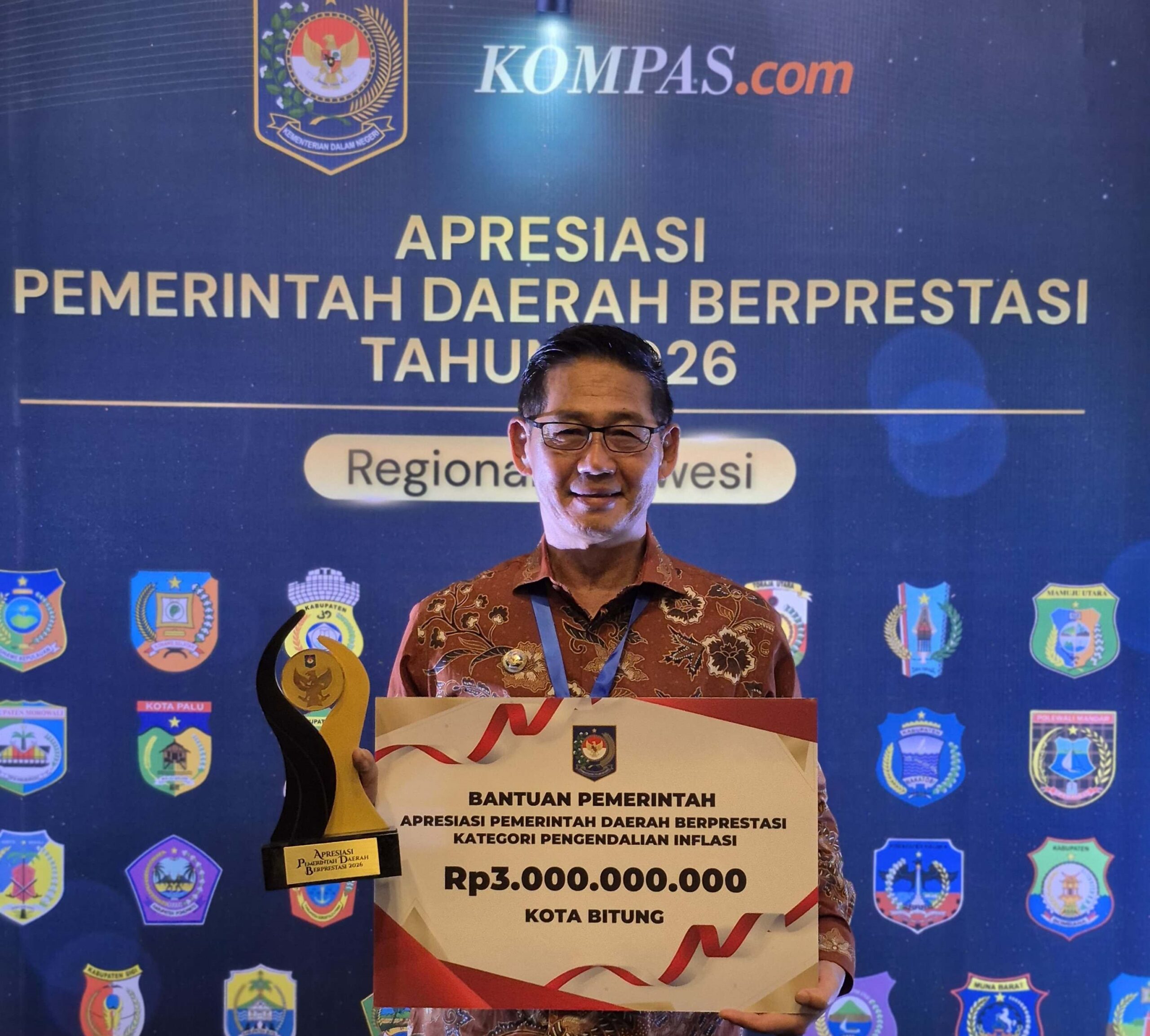Pemkot Bitung Juara Inflasi Se-Sulawesi! Hengky Honandar Bawa Pulang Award Kemendagri