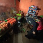 Polres Gresik Gerebek Warung Remang-remang di Dukun, Puluhan Botol Miras Disita