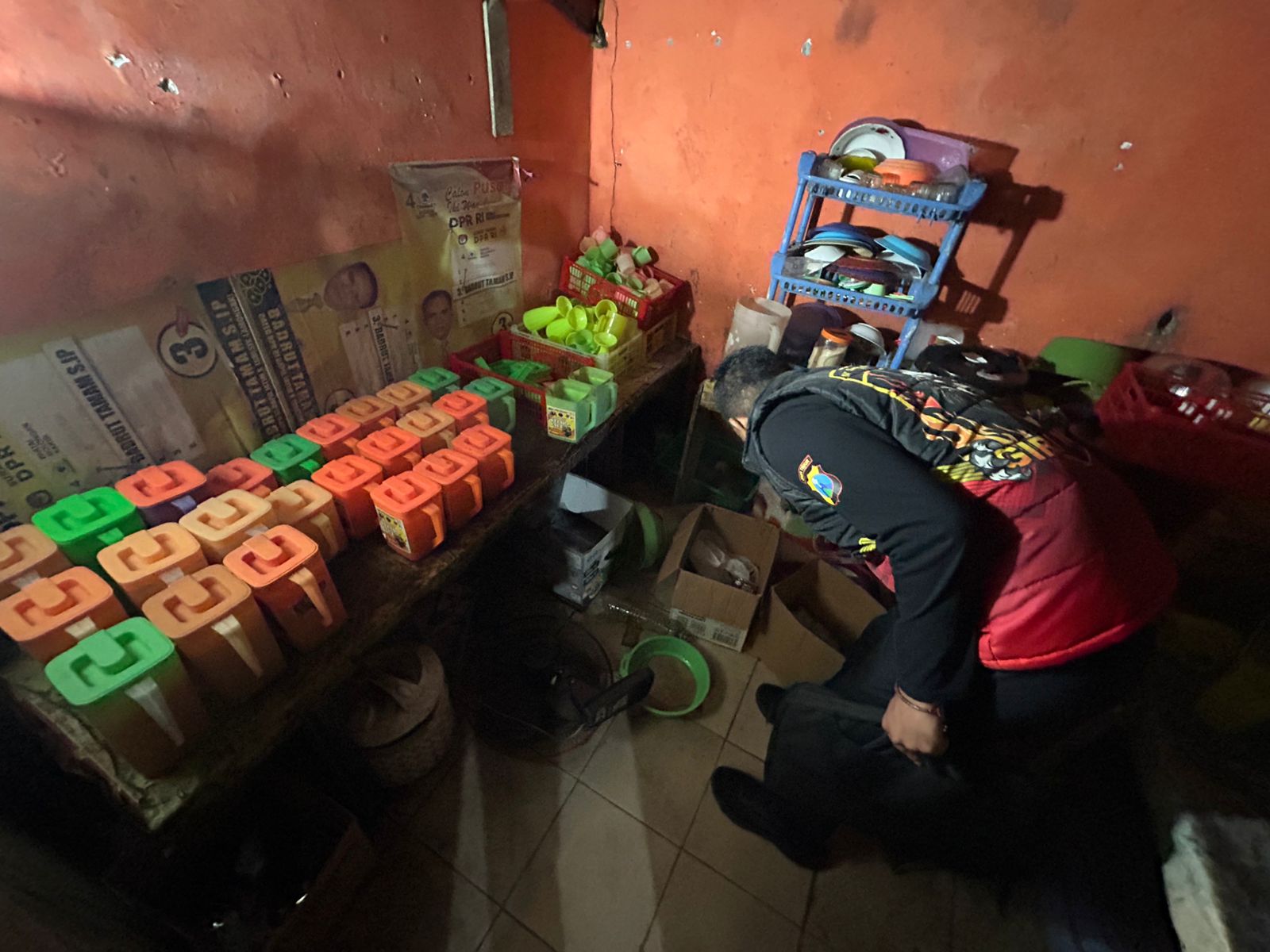 Polres Gresik Gerebek Warung Remang-remang di Dukun, Puluhan Botol Miras Disita