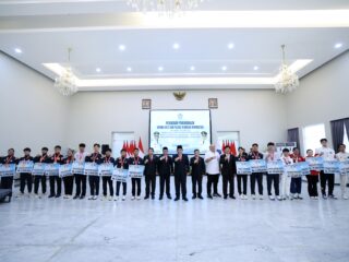 Wujud Kepedulian Nyata, Gubernur Yulius  Serahkan Bonus Untuk Atlet Berprestasi